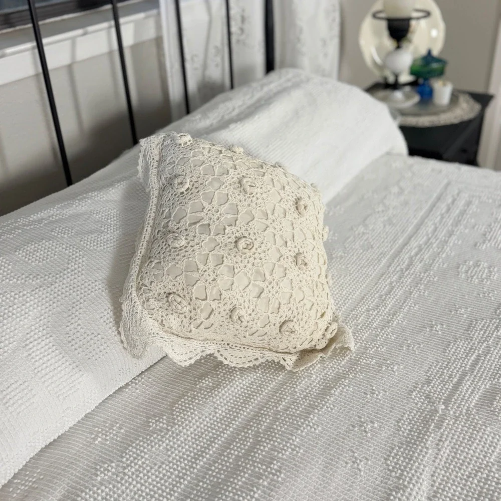 Vintage White Chenille Bedspread Double Queen Medallion Candlewick Spread Fringe